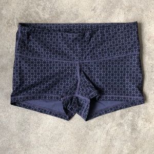 Lululemon size 2 align short 2” purple geometric
